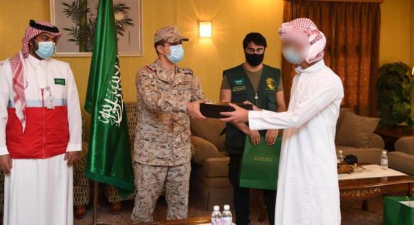 «التحالف» يعيد طفلًا قاصرًا جندته المليشيا لعائلته