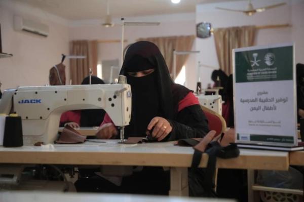 «أم حمزة».. تتحدى الظروف القاسية بـ«ماكينة خياطة»