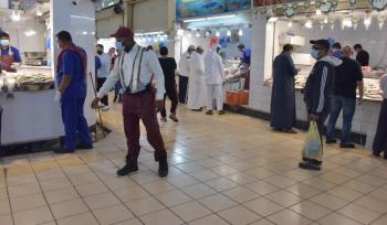 «التباعد الآمن» يغيب عن أسواق الدمام