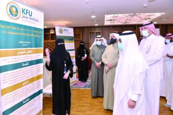«إدارة أعمال» جامعة الملك فيصل تكرم طلابها المتميزين