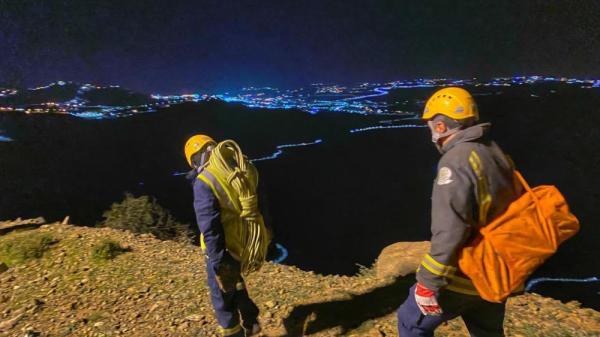 إنقاذ مواطنين علقا بمنطقة جبلية في الباحة