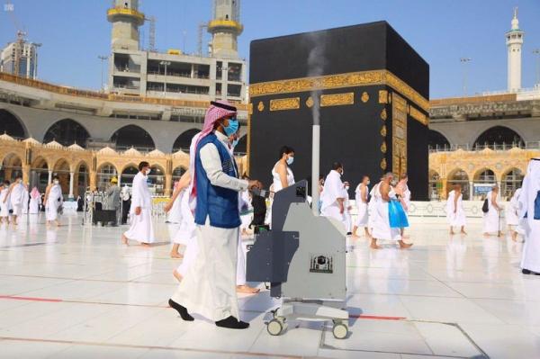 300 جهاز آلي لتعقيم الأيدي بالمسجد الحرام