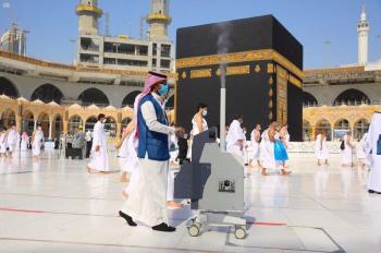 300 جهاز آلي لتعقيم الأيدي بالمسجد الحرام