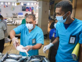 منع البيع الجائل والتجمعات بأسواق وسط الدمام