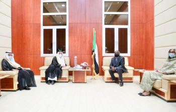 الوزير قطان يبحث تعزيز العلاقات مع وزير المالية السوداني