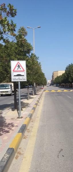 لوحات إرشادية للمشاة وذوي الإعاقة بالجبيل