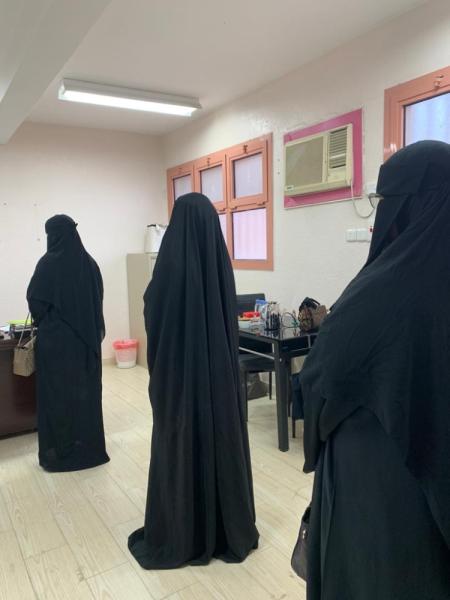 تسليم 700 جهاز لوحي لمستفيدات «تعليم الكبيرات»