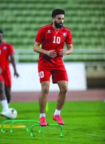 الشباب والفتح .. صدارة وهروب
