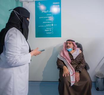 أمير القصيم يتلقى الجرعة الأولى من لقاح كورونا