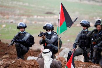 قوات الاحتلال تستهدف المزارعين الفلسطينيين بالرصاص الحي