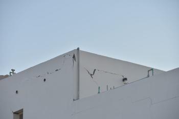 «عيوب البناء».. ضمانات غائبة ومسؤولية «تائهة»