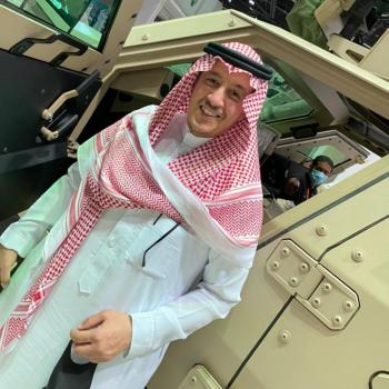 السفير الدخيل يكشف النقاب عن «الدهناء» أول مدرعة سعودية الصنع 100% 