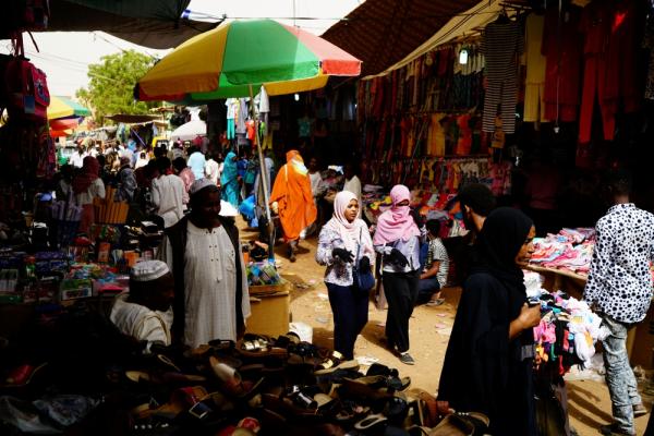 الخرطوم تعلن «تعويم» الجنيه.. و«تجمع المهنيين» يهدد بالشارع