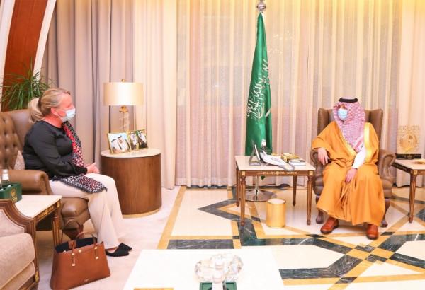 أمير الشرقية يستعرض العلاقات مع سفير هولندا