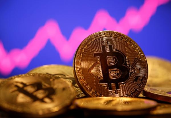 بتكوين تهوي أكثر من 6% لأدنى مستوى في أسبوعين