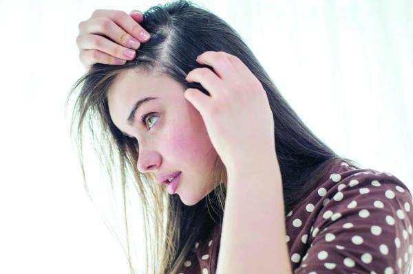 دراسة: تساقط الشعر أحد أعراض كورونا الممتدة