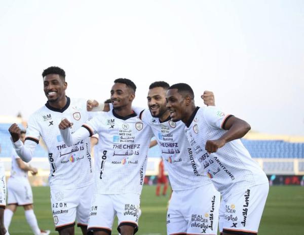 الليث يتمسك بالصدارة بثنائية ضمك