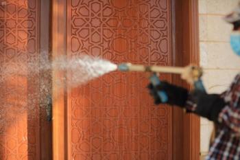 إغلاق مؤقت لـ 12 مسجداً في 4 مناطق بعد ثبوت إصابات بكورونا