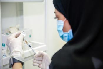 حاقنو «لقاح كورونا».. محاربون في خدمة الوطن