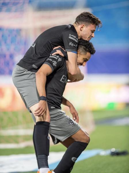 الهلال يفلت من الرائد ويضيق الخناق على الشباب