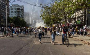 شرطة ميانمار تفرق المحتجين بعد أدمى يوم منذ الانقلاب