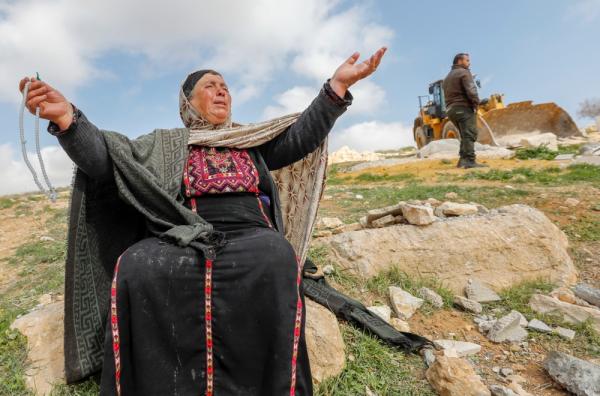 الاحتلال يعتقل فلسطينيين من الخليل ويداهم منازل بالقدس