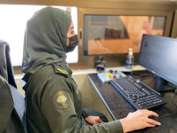 بالصور .. مهام متعددة للكادر النسائي في الداخلية