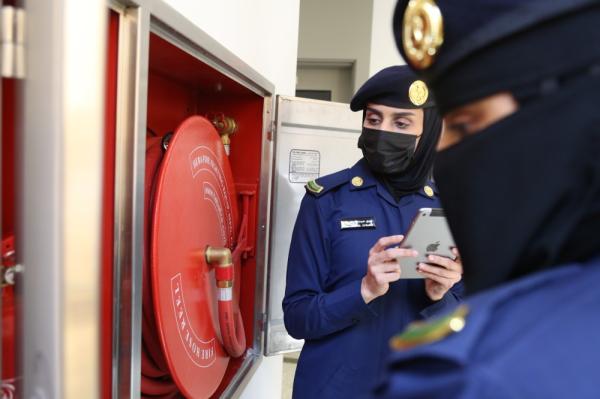 بالصور .. مهام متعددة للكادر النسائي في الداخلية