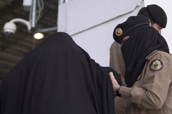 بالصور .. مهام متعددة للكادر النسائي في الداخلية