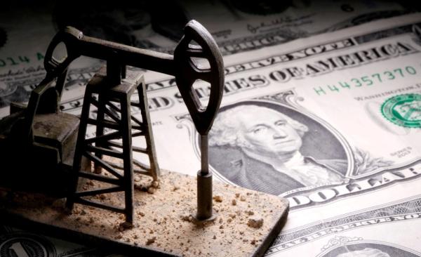 الدولار يضغط على أسعار النفط