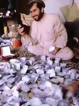 القبض على المتباهين بـ «21» ألف ريال في مقطع فيديو بحائل