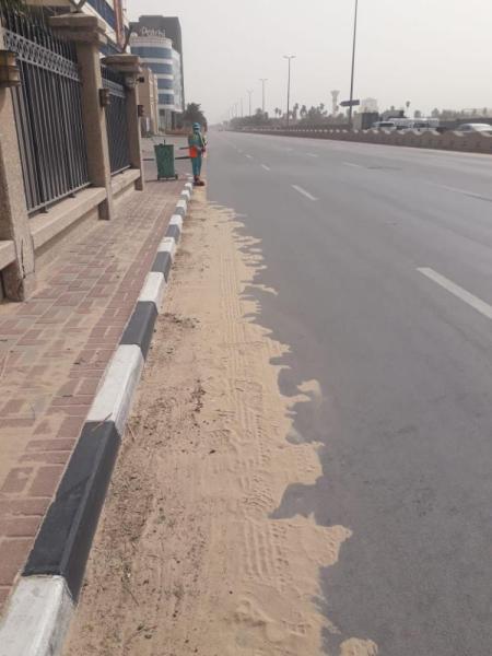 بالصور .. الخبر ترفع آثار العاصفة الرملية