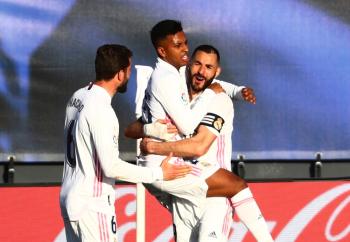 ريال مدريد ينجو من فخ إلتشي بثنائية متأخرة لبنزيمة