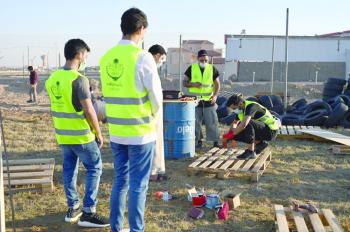 متطوعو الجوف يحولون النفايات إلى حديقة صديقة للبيئة