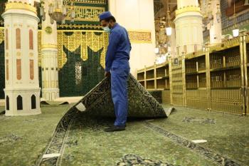 بـ 23 ألف لتر .. تعقيم وتعطير الروضة الشريفة وممرّ باب السلام