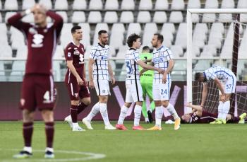 إنتر يواصل التحليق في صدارة الدوري الإيطالي بثنائية في تورينو