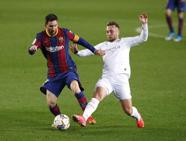 ميسي يقود برشلونة لاكتساح هويسكا