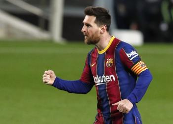 ميسي يقود برشلونة لاكتساح هويسكا