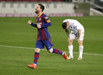 ميسي يقود برشلونة لاكتساح هويسكا