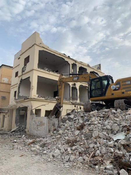 بالصور .. إزالة المباني الآيلة للسقوط وسط الدمام