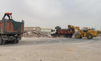 بالصور .. إزالة المباني الآيلة للسقوط وسط الدمام