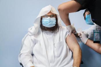 «السديس» يتلقى اللقاح: القيادة تبذل جهوداً استثنائية لتوفير اللقاحات 