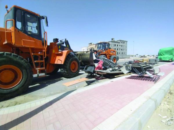 رفع المباسط المخالفة والنفايات وسط الدمام