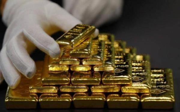 الذهب يهبط مع صعود الدولار 