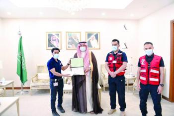 تكريم مسعف أنقذ مواطنا في حادث سير بحفر الباطن
