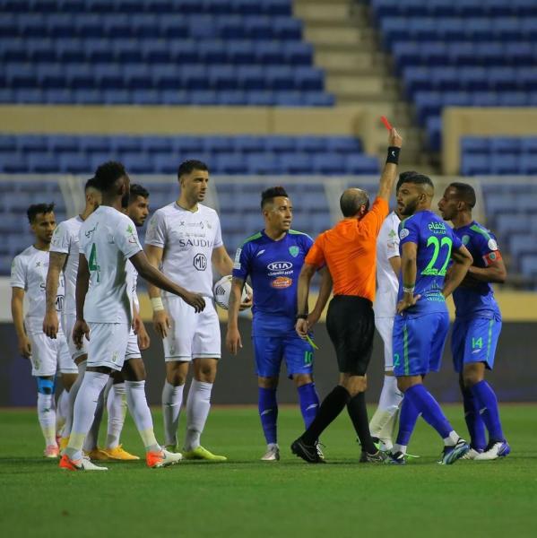 قضاة الملاعب بين الأكثر والأقل