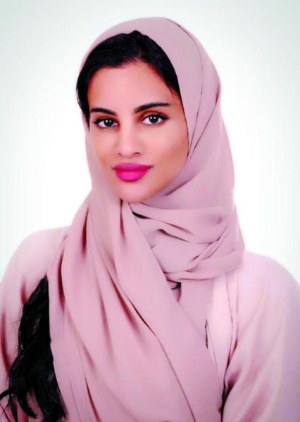 تشكيلية تستلهم لوحاتها من ملامح وتعبيرات الوجوه