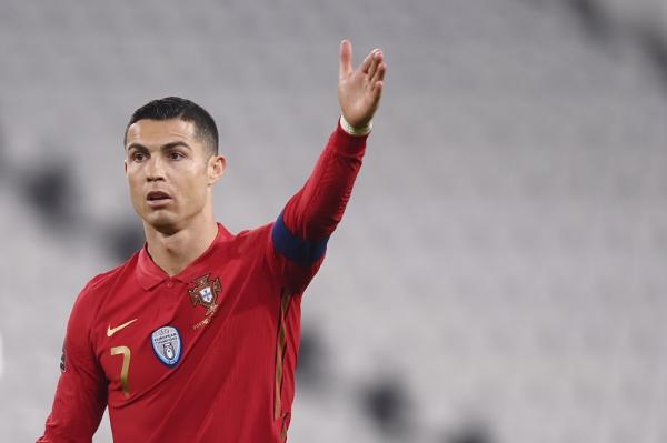البرتغال تكسب بهدف عكسي