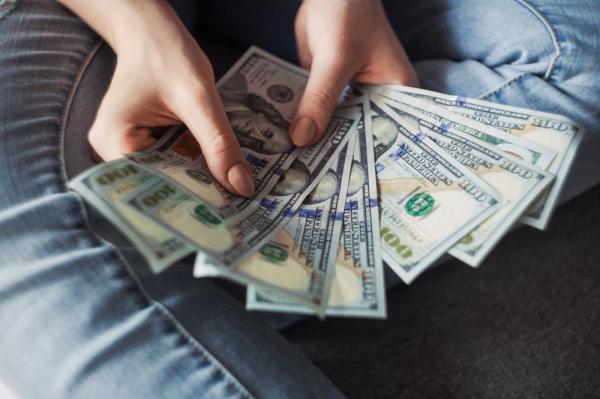 الدولار يبلغ أعلى مستوى له في 4 شهور واليورو يهبط