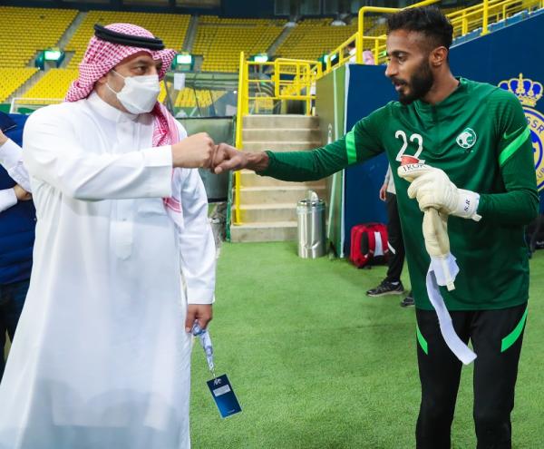 الأخضر يجري مسحة كورونا